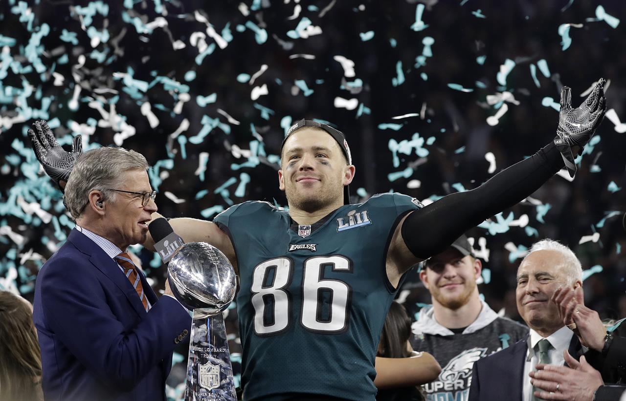 Cardinals TE Zach Ertz surprises teen Eagles fan with Super Bowl