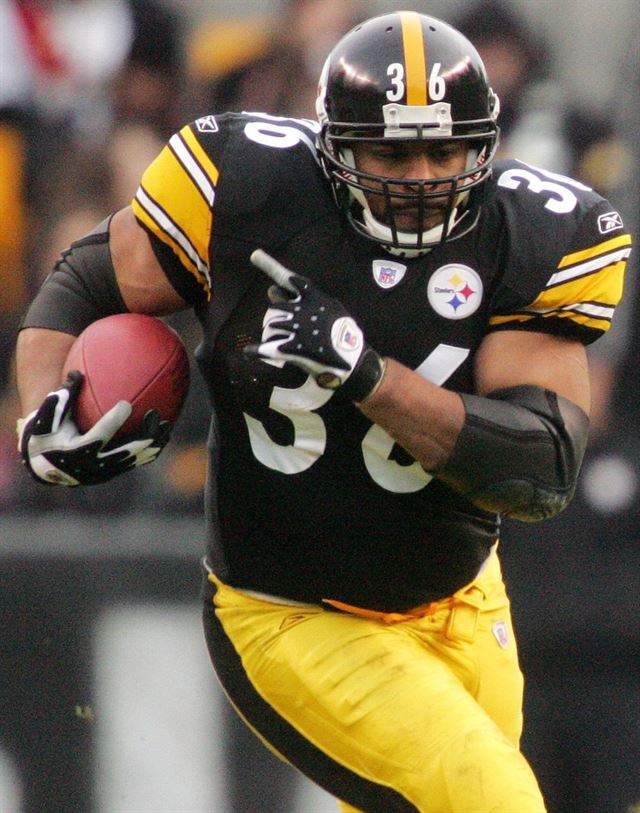 Jerome Bettis posts an odd stat line against the Raiders in 2004 