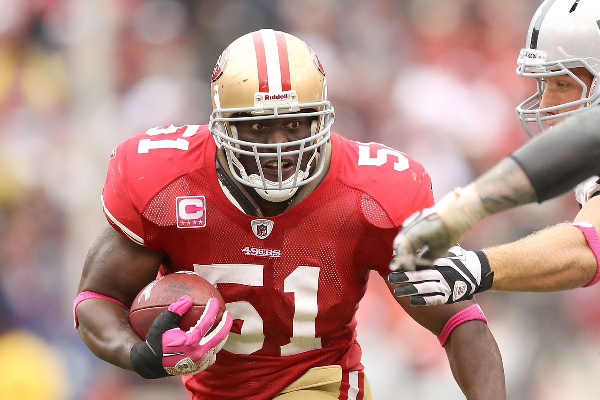 Photo: Takeo Spikes runs with the football. - LON2010103109 