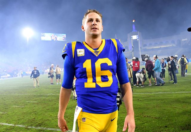 Jared Goff Cal Bears Unsigned Navy Jersey Looking to Pass Photograph