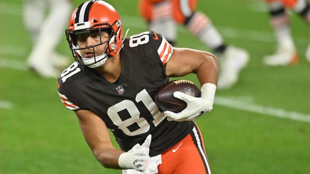 Cleveland Browns tight end Austin Hooper (81) runs with the ball during an  NFL football game against the Arizona Cardinals, Sunday, Oct. 17, 2021, in  Cleveland. (AP Photo/Kirk Irwin Stock Photo - Alamy