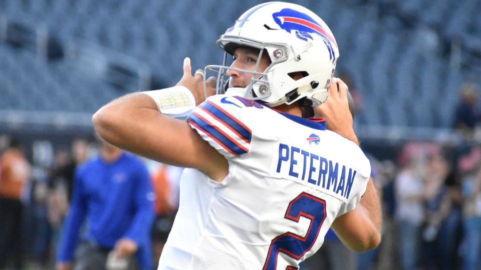 Las Vegas Raiders quarterback Nathan Peterman (3) before an NFL football  game against the Miami Dolphins, Sunday, Sept. 26, 2021, in Las Vegas. (AP  Photo/Rick Scuteri Stock Photo - Alamy