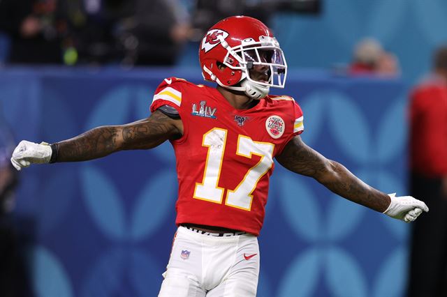 Kansas City Chiefs wide receiver Mecole Hardman catches a ball during NFL  football training camp Monday, Aug. 1, 2022, in St. Joseph, Mo. (AP  Photo/Charlie Riedel Stock Photo - Alamy