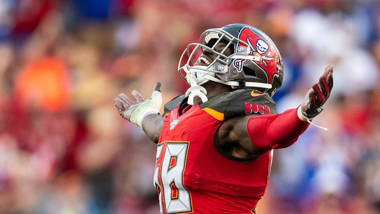 Shaquil Barrett: Tampa Bay Buccaneers linebacker dedicates emotional  pick-six against Chicago Bears to his late daughter