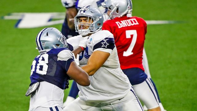 Cowboys' OL Isaac Alarcon heads to locker room with right foot injury