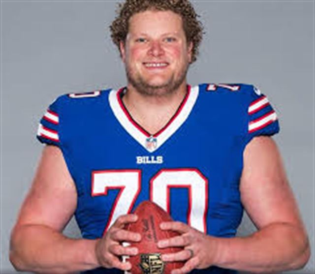 Eric Wood, Buffalo Bills teammates free drivers from snow