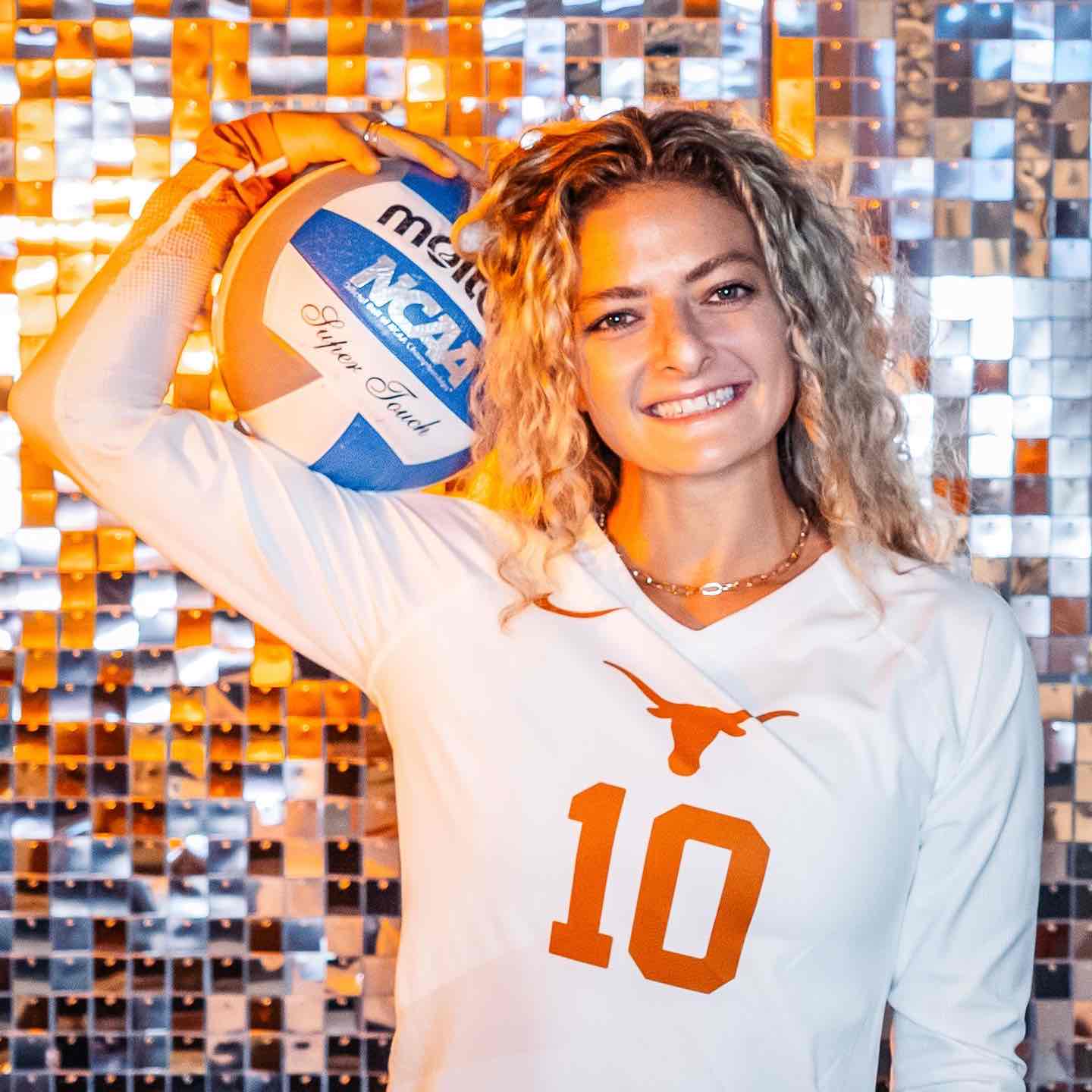 Transfer libero Zoe Fleck standing out on Texas volleyball team