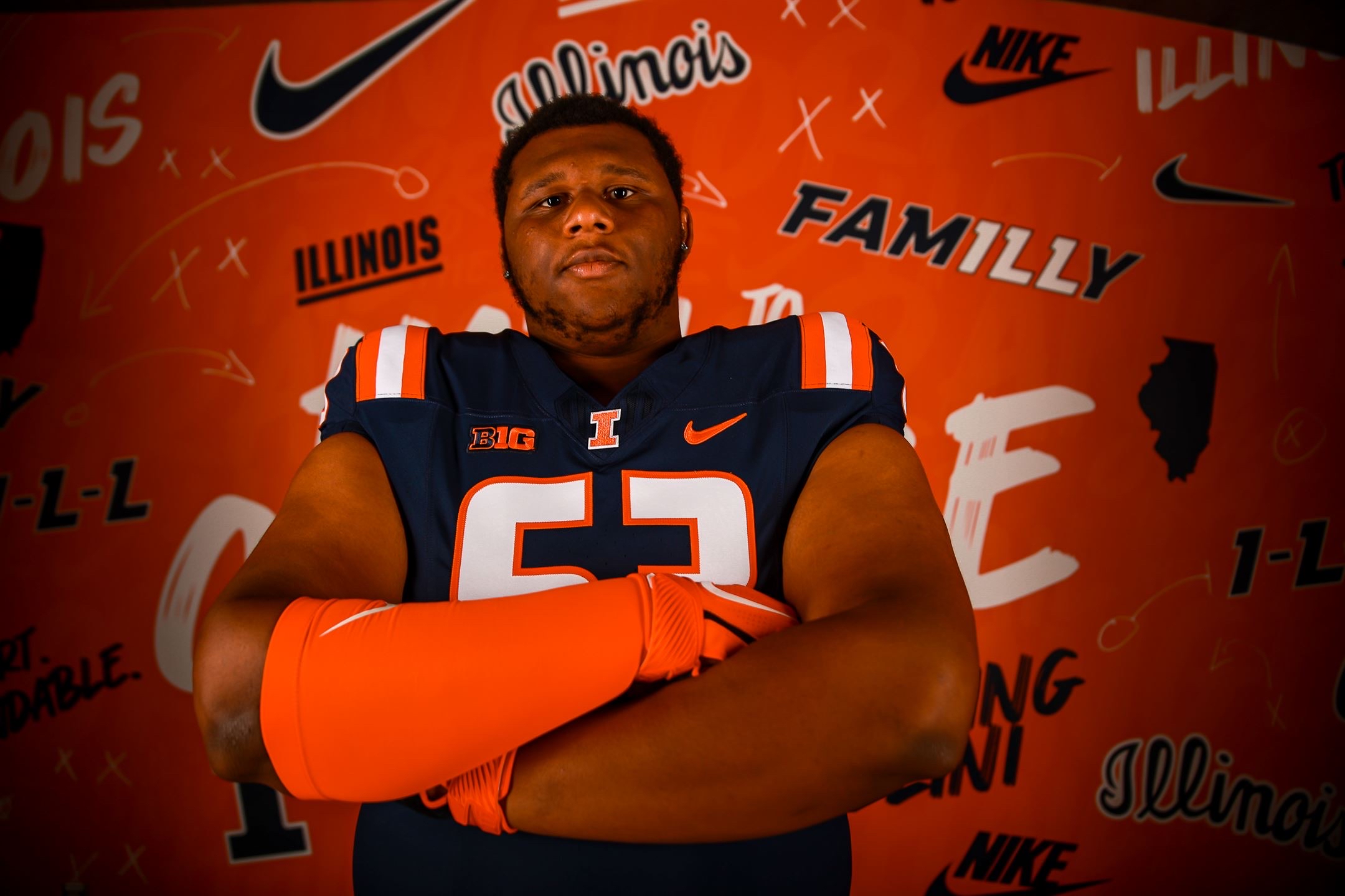 Illini Football  Dezmond Schuster Signs 